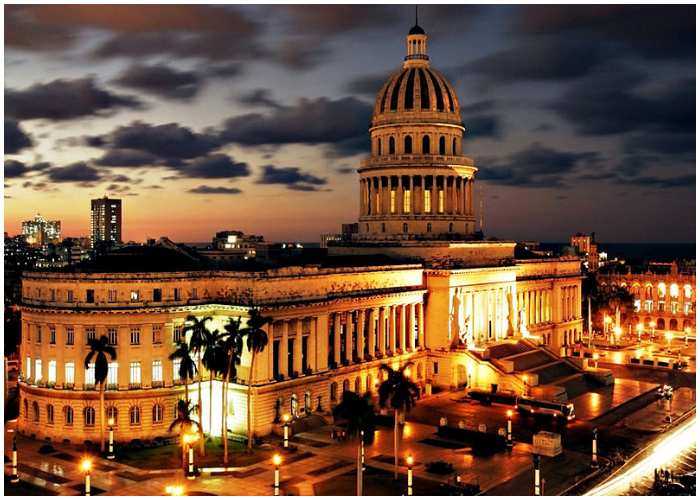 Vista del Capitolio de Cuba durante la noche.