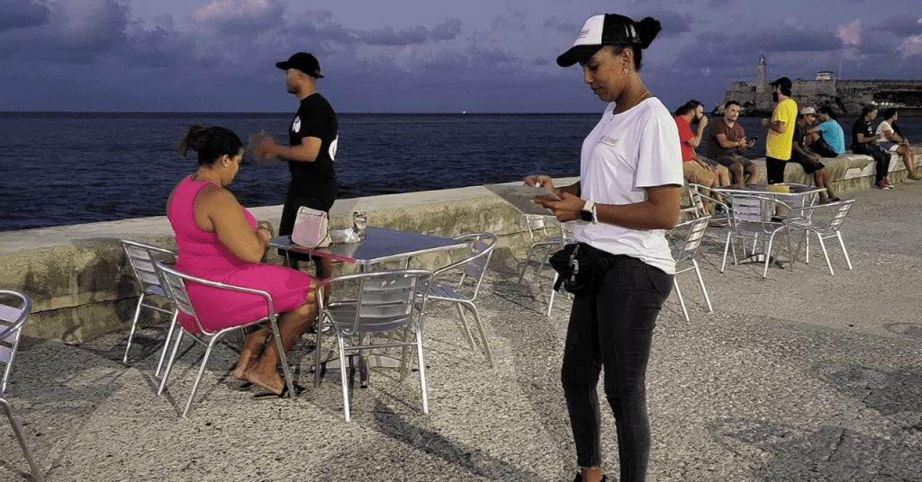 El malecón de La Habana se convierte en un restaurante