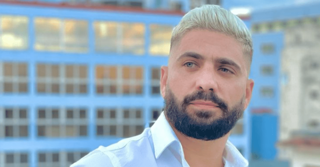 Alejandro Cuervo consulta a sus fans sun nuevo look