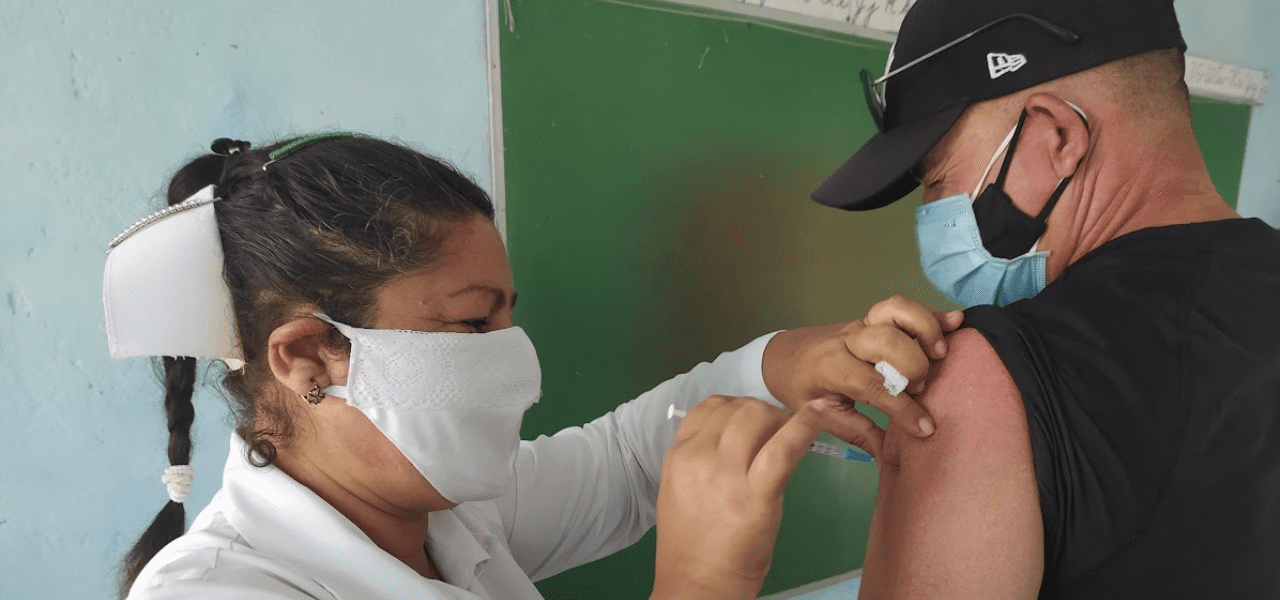Destacan efectos de vacuna cubana contra el cáncer de hígado y ovario