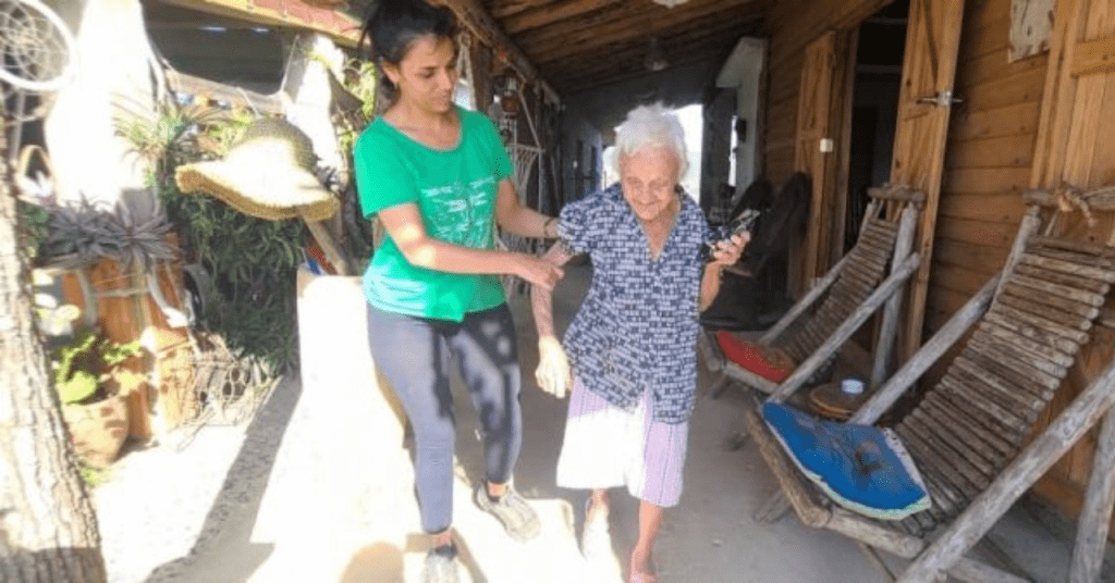 Una anciana cubana de 102 años que disfruta del tabaco y el café