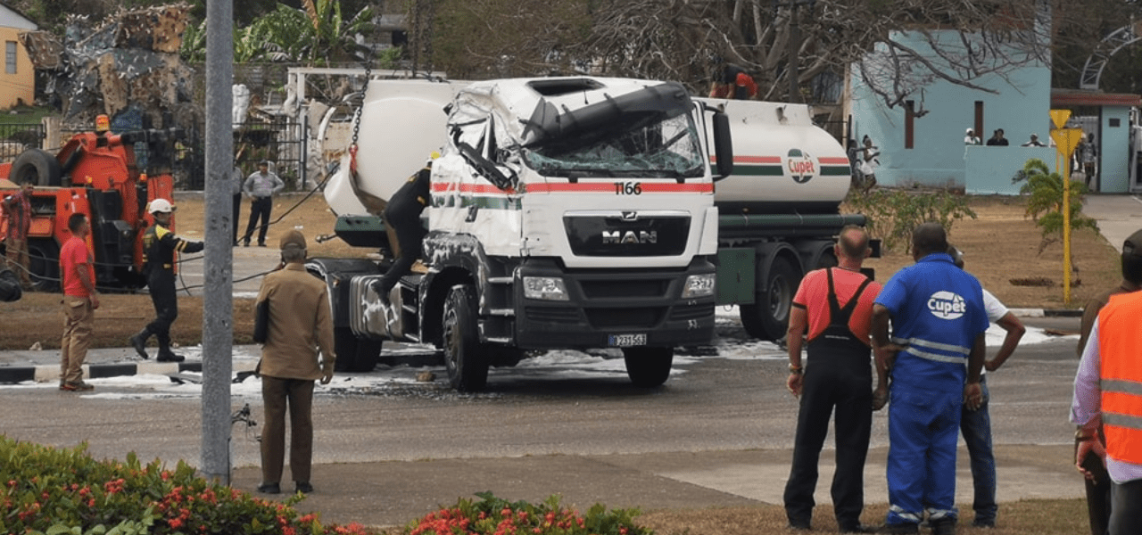 Camión con petróleo de Cupet se vuelca en la rotonda del Obelisco de Marianao
