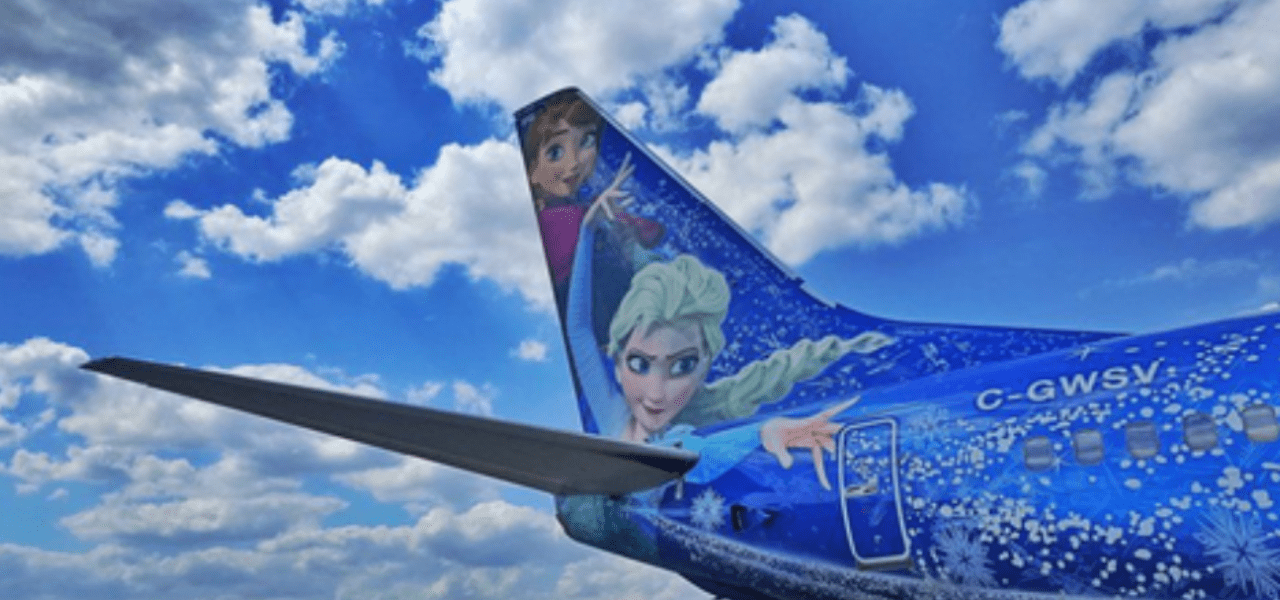 Aparece un avión temático de la película Frozen en aeropuerto cubano