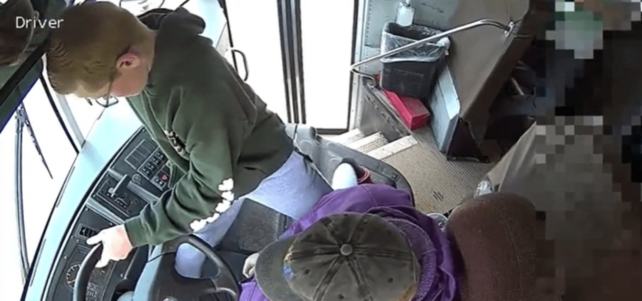 Niño de Detroit toma control de un autobús cuando el conductor se desmaya