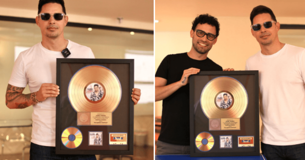 Leonis Torres recibe Disco Oro y Platino en pleno concierto