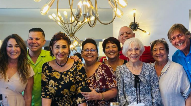 Diana Rosa Suárez celebrando su 80 cumpleaños rodeada de familia y amigos.