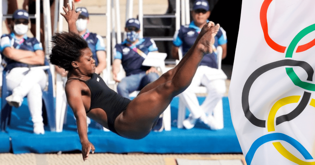 Anisley García, clavadista cubana, preparándose para saltar en una competencia