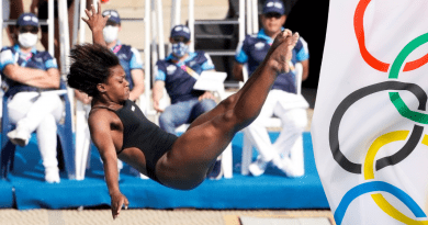 Anisley García, clavadista cubana, preparándose para saltar en una competencia