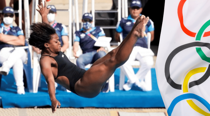 Anisley García, clavadista cubana, preparándose para saltar en una competencia