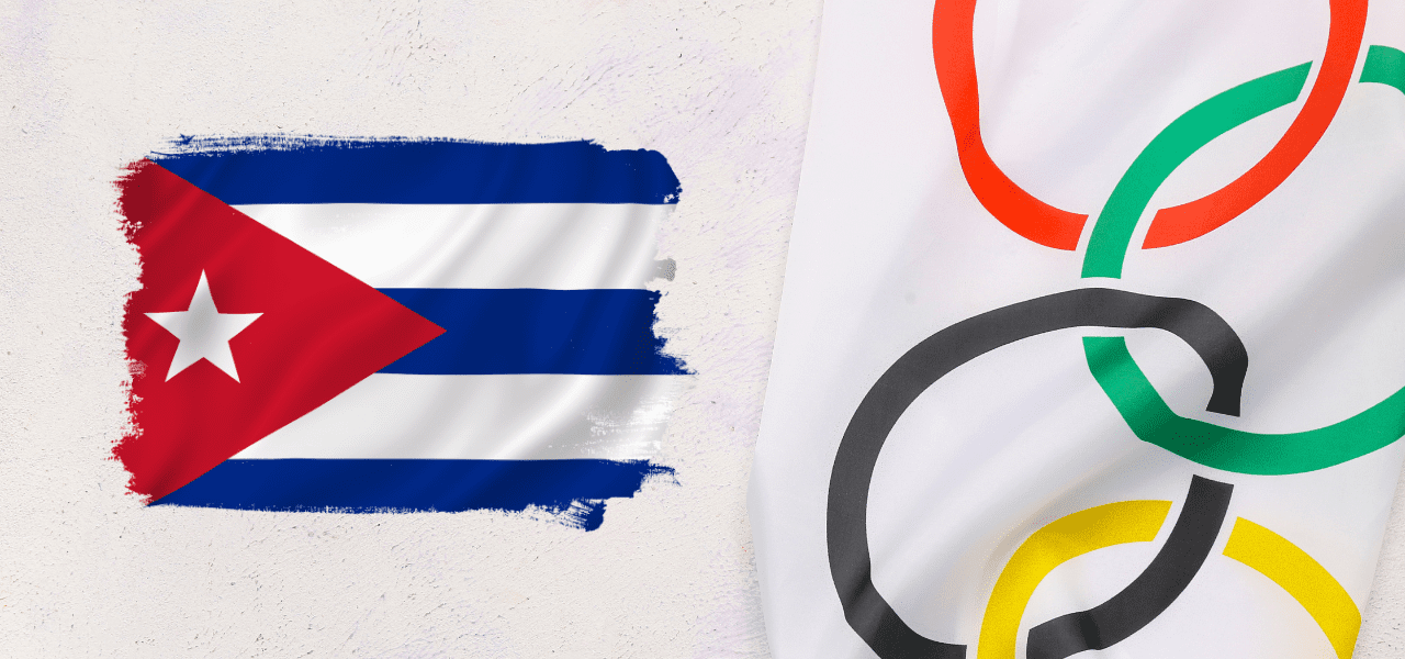 Bandera de Cuba junto a la bandera olímpica, representando la participación de atletas cubanos en los Juegos Olímpicos de París 2024 bajo otras banderas.