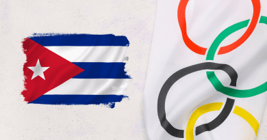 Bandera de Cuba junto a la bandera olímpica, representando la participación de atletas cubanos en los Juegos Olímpicos de París 2024 bajo otras banderas.