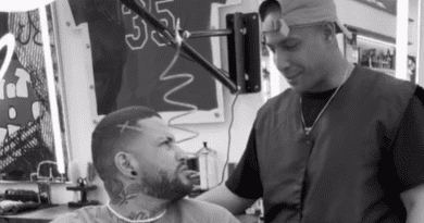 Darién Arias, barbero cubano, cortando el cabello a un futbolista famoso.