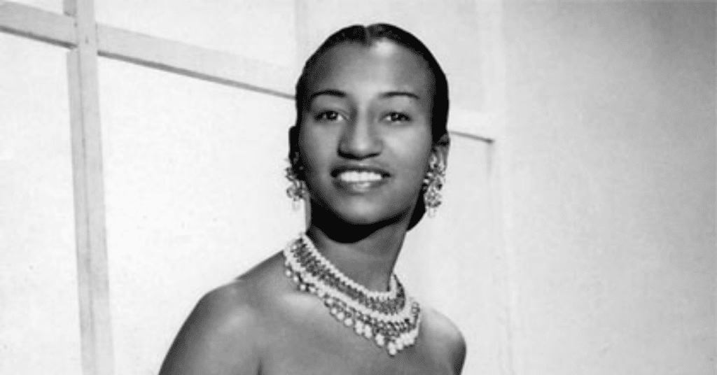 Celia Cruz abandona Cuba en su juventud, con un collar y aretes elegantes.