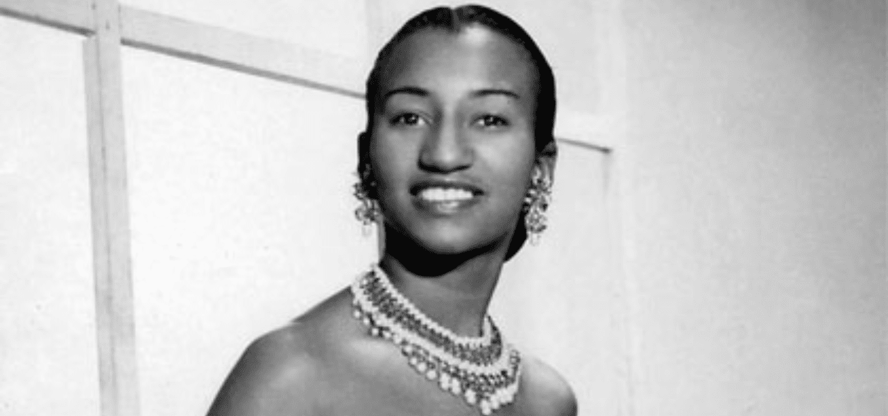 Celia Cruz abandona Cuba en su juventud, con un collar y aretes elegantes.