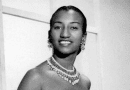 Celia Cruz abandona Cuba en su juventud, con un collar y aretes elegantes.