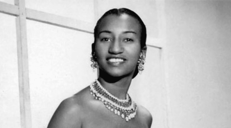 Celia Cruz abandona Cuba en su juventud, con un collar y aretes elegantes.