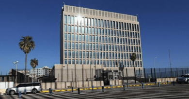 Revisión de documentos en el Consulado de Estados Unidos en La Habana