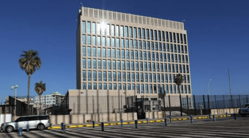 Revisión de documentos en el Consulado de Estados Unidos en La Habana
