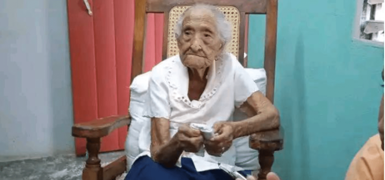 Lucía Chacón Hechavarría, la cubana más longeva, celebrando su cumpleaños.