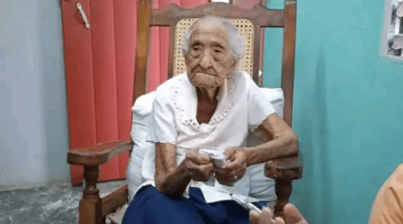 Lucía Chacón Hechavarría, la cubana más longeva, celebrando su cumpleaños.