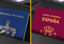 Pasaporte cubano junto a pasaporte español, representando la Ley de Memoria Democrática que permite obtener la nacionalidad española.