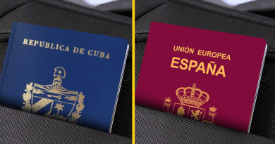 Pasaporte cubano junto a pasaporte español, representando la Ley de Memoria Democrática que permite obtener la nacionalidad española.