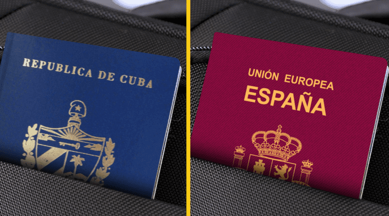 Pasaporte cubano junto a pasaporte español, representando la Ley de Memoria Democrática que permite obtener la nacionalidad española.
