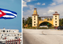 La bandera cubana ondeando sobre edificios típicos de La Habana junto a un icónico arco en Hialeah, Florida.