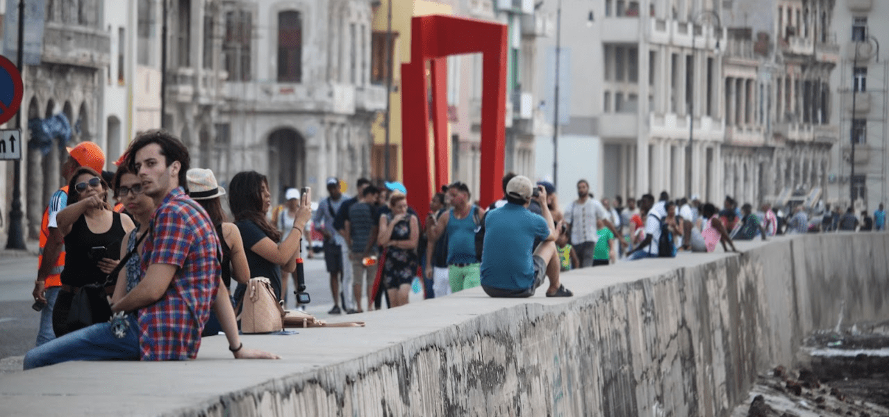 Población de Cuba: Cubanos en el Malecón de La Habana