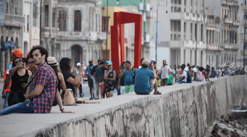 Población de Cuba: Cubanos en el Malecón de La Habana