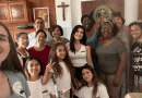 Padre Bladimir Navarro junto a migrantes cubanos en el proyecto Cobijo en Madrid.