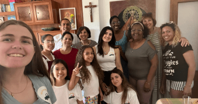 Padre Bladimir Navarro junto a migrantes cubanos en el proyecto Cobijo en Madrid.