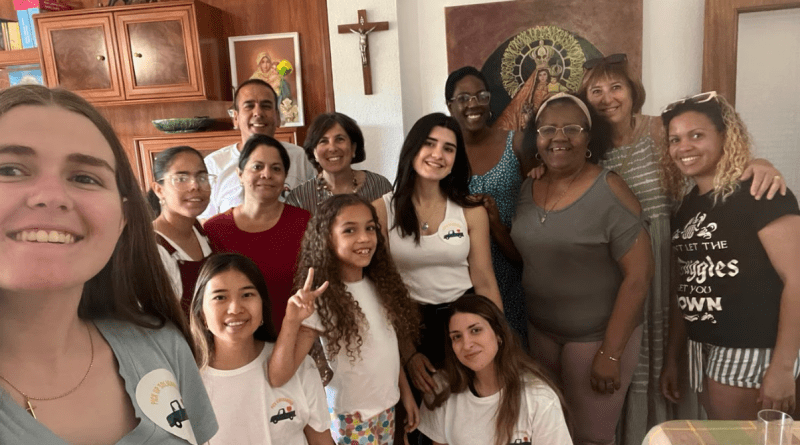 Padre Bladimir Navarro junto a migrantes cubanos en el proyecto Cobijo en Madrid.