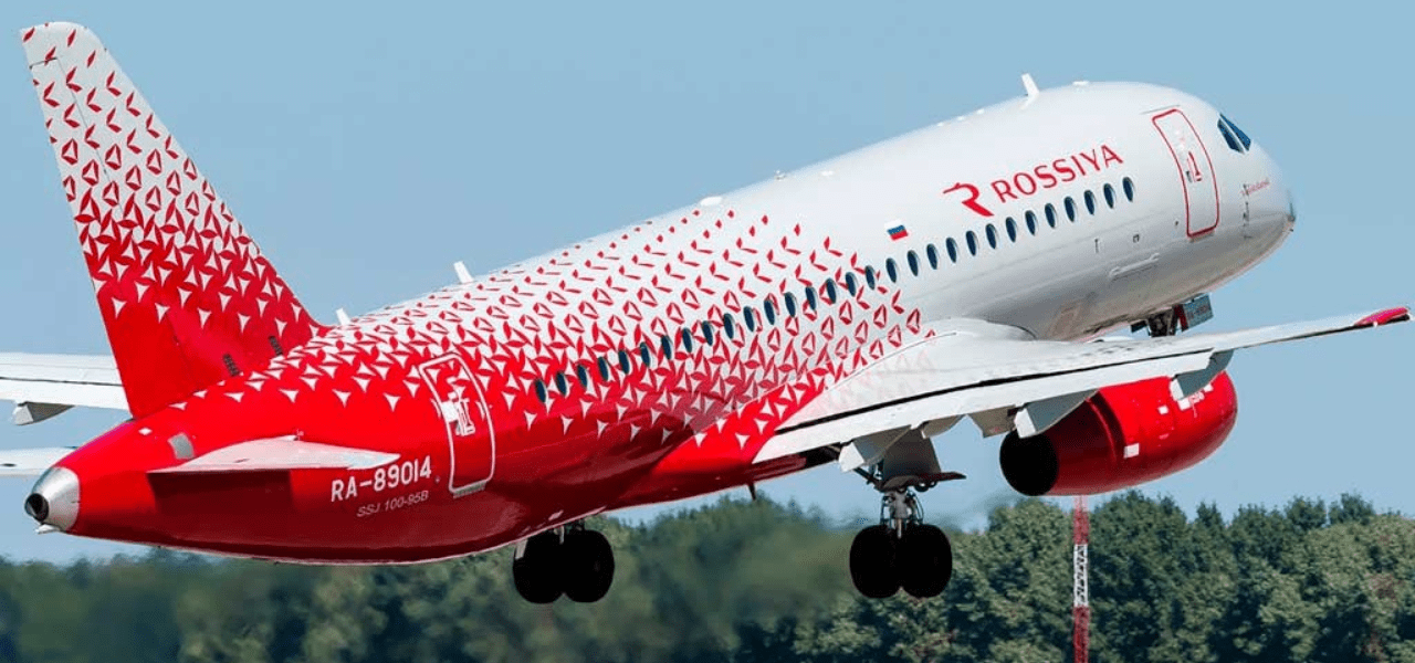 Avión de Rossiya Airlines en la pista.