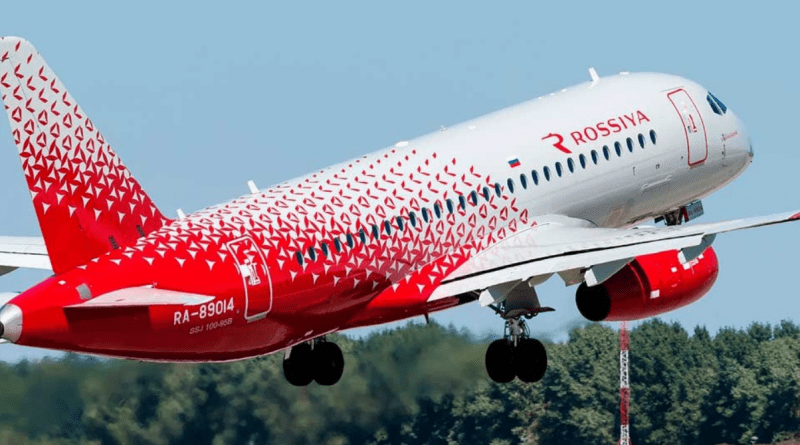 Avión de Rossiya Airlines en la pista.