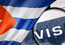 Bandera de Cuba junto a una imagen ampliada de una visa de Estados Unidos.