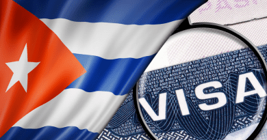 Bandera de Cuba junto a una imagen ampliada de una visa de Estados Unidos.