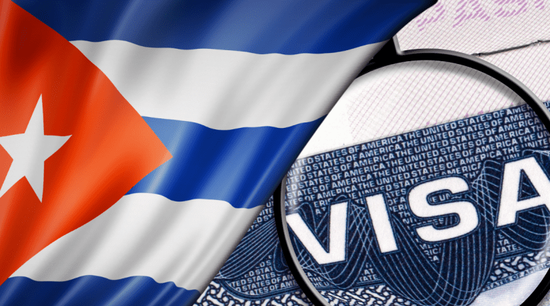 Bandera de Cuba junto a una imagen ampliada de una visa de Estados Unidos.