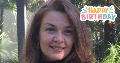 Larisa Vega sonriente celebra su cumpleaños 61.