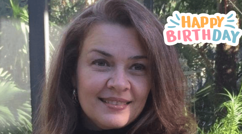 Larisa Vega sonriente celebra su cumpleaños 61.