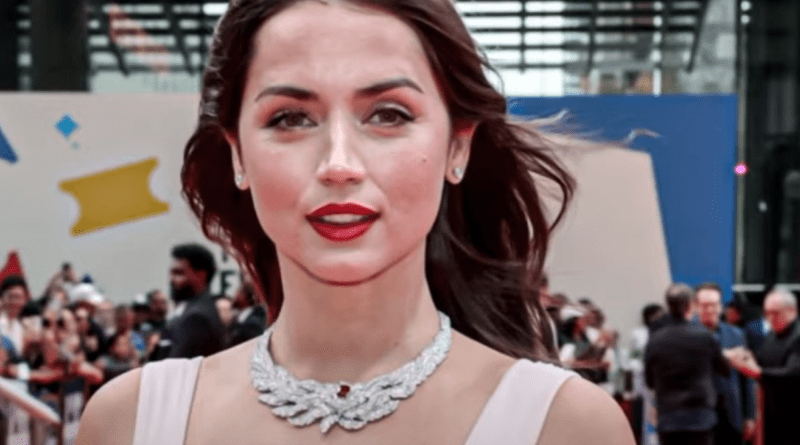 Ana de Armas presentando la colección 'Deep Time' de Louis Vuitton con un look elegante.