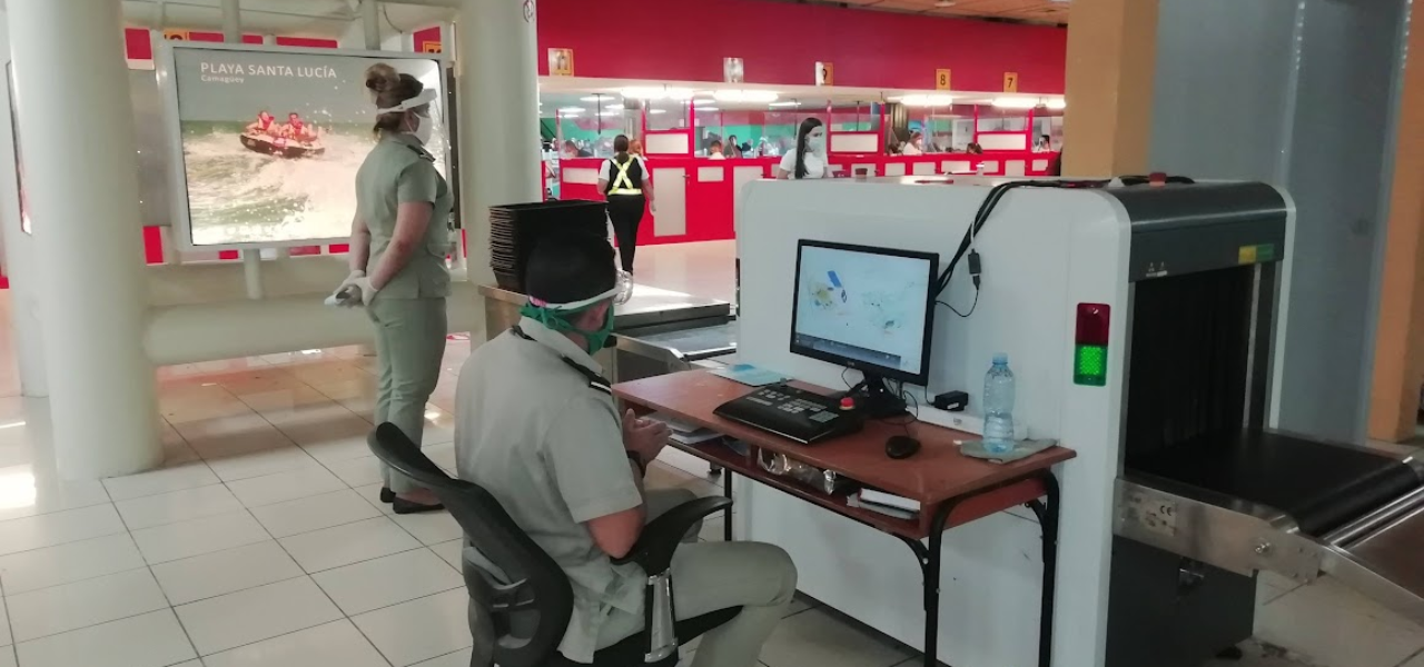 Aduana de Cuba decomisando mercancías no personales en los aeropuertos cubanos.