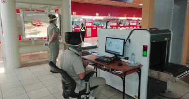 Aduana de Cuba decomisando mercancías no personales en los aeropuertos cubanos.