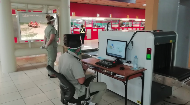 Aduana de Cuba decomisando mercancías no personales en los aeropuertos cubanos.