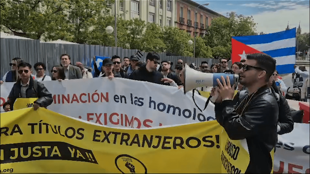 Médicos cubanos exigen agilización del proceso de homologación en España.