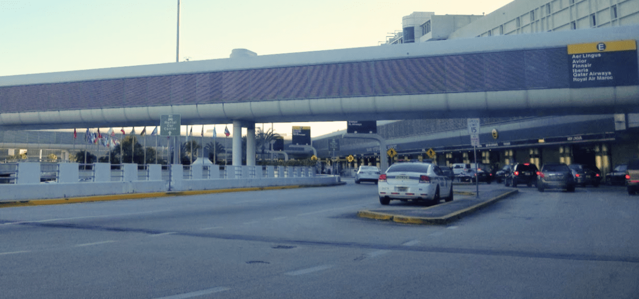 Cubano con I-220B recibe parole y se salva de la deportación en un aeropuerto de EEUU.