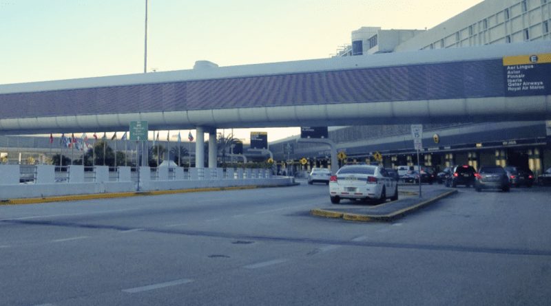 Cubano con I-220B recibe parole y se salva de la deportación en un aeropuerto de EEUU.