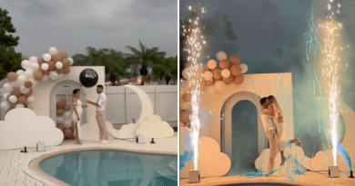 Pareja cubana en un gender reveal con humo azul