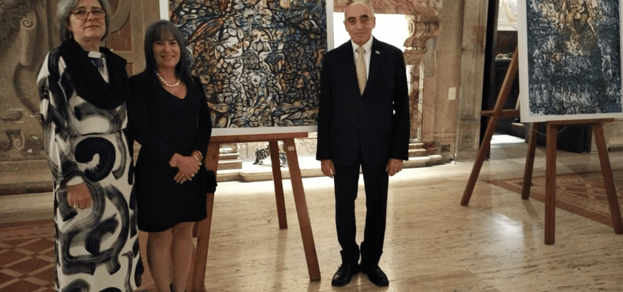 Zaida del Río, pintora cubana en el Vaticano, mostrando una de sus obras.