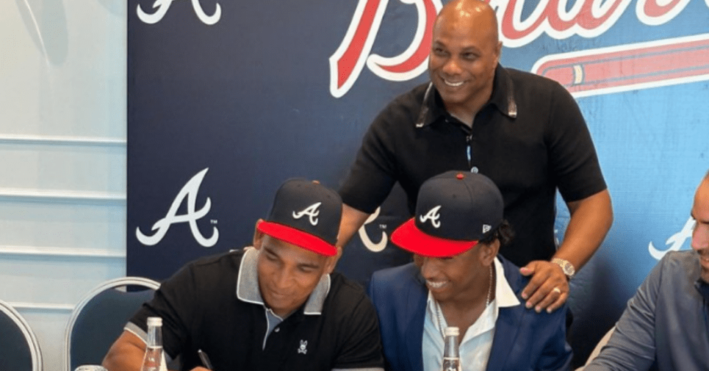 Diego Tornés, pelotero cubano, firma contrato con los Atlanta Braves.